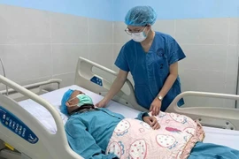 Une femme médecin examine le patient après son autogreffe de cellules souches. Photo : VNA