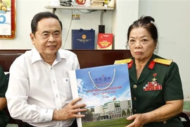 Le président de l’Assemblée nationale a rendu visite et offert des cadeaux à Nguyên Thi Vân, Héroïne des Forces armées.