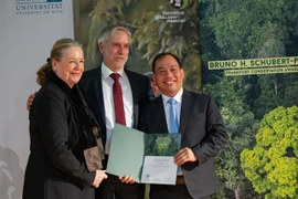 Le Dr Hà Thang Long (première à droite), vice-président et directeur exécutif de Vietnam Conservation, reçoit le Prix de la conservation de Francfort (prix Bruno H. Schubert). Photo : Vietnam Conservation