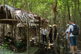 Touristes visitant la forêt de Rung Sac, une ancienne base de révolution. Photo: CVN