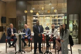 Le président de l’IBF, Daryl Peoples (au centre), annonce la tenue du 41e congrès annuel de la fédération au Grand Ho Tram à la fin mai 2026. Photo : nld.com.vn