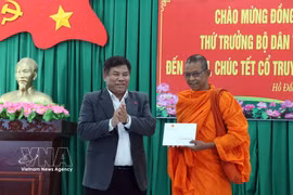 Le vice-ministre des Affaires ethniques et religieuses Y Thong présente ses vœux du Chol Chnam Thmay avec des cadeaux à Cân Tho. Photo : VNA