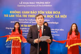 Le prof.- Dr. Le Van Loi, membre du Comité central du Parti, secrétaire du Comité du Parti et président de l'Académie des sciences sociales du Vietnam, prend la parole lors de l’exposition. Photo : VNA