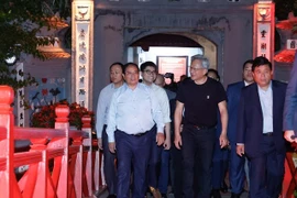 Le Premier ministre Pham Minh Chinh (1er, gauche) et le Pdg de NVIDIA Corporation, Jensen Huang (centre) visitant le temple Ngoc Son et le lac Hoàn Kiêm. Photo : NIC