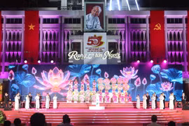 Spectacle musical lors de l'émission télévisée spéciale en direct, à Hô Chi Minh-Ville, le 2 juillet. Photo: VNA