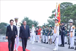 Le président sud-coréen Lee Jae Myung et le secrétaire général du Parti Tô Lâm (droite) passent en revue la garde d’honneur. Photo: VNA