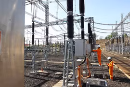 L’approvisionnement suffisant en électricité est l’un des facteurs fon damentaux et décisifs pour concrétiser les objectifs de croissance socio-économique. Photo : VNA