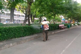 Un agent pulvérise des produits chimiques pour tuer les moustiques à l’Hôpital pédiatrique n°2 de Hô Chi Minh-Ville. Photo : VNA