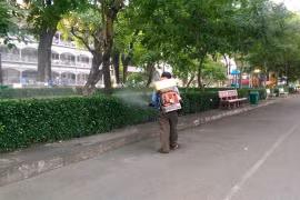 Un agent pulvérise des produits chimiques pour tuer les moustiques à l’Hôpital pédiatrique n°2 de Hô Chi Minh-Ville. Photo : VNA