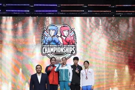 La Vietnamienne Nguyên Thi Ngoc Trân (deuxième à gauche), pose avec sa médaille et d’autres boxeuses sur le podium. Photo : Asian Boxing