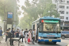 Un bus prend des passagers à Hanoi. Photo: VNA