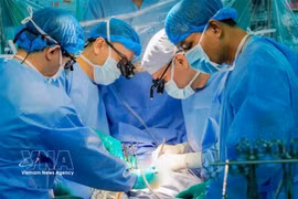 Des médecins du Centre médical universitaire de Hô Chi Minh-Ville effectuant une transplantation cardiaque sur un patient. Photo : VNA