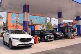 Des voitures font le plein dans une station-service du quartier de Thanh Sen, province de Hà Tinh. Photo : VNA