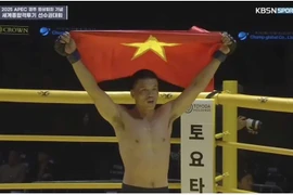 Le combattant vietnamien Pham Công Minh célèbre sa victoire aux Championnats du monde de MMA, à Séoul, en République de Corée. Capture d’écran : VTV