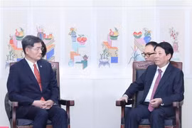 Le président vietnamien Luong Cuong (à droite) et le président de la Fondation coréenne (KF), Kim Ghee Whan. Photo : VNA