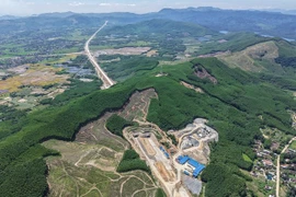 Le tunnel n°1, long de 610 mètres et faisant partie du tronçon Quang Ngai-Hoài Nhon de l’autoroute Nord-Sud à l’est, a été ouvert à la circulation. Photo: VNA
