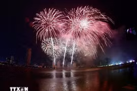 Un spectacle pyrotechnique dans le cadre du DIFF 2025, à Dà Nang, le 28 juin. Photo : VNA