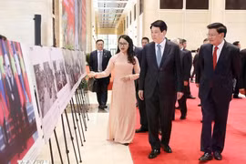 Le président vietnamien Luong Cuong et le secrétaire général du Parti révolutionnaire populaire lao et président lao Thongloun Sisoulith (à droite) visitant l’exposition de photos, à Vientiane, le 25 avril. Photo: VNA