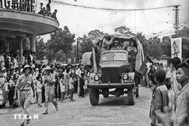 La Division 308 est entrée sur la place Dông Kinh Nghia Thuc le 10 octobre 1954. Photo : VNA