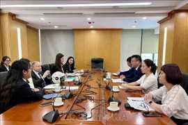 Séance de travail entre l’envoyé spécial du secrétaire général des Nations Unies pour la sécurité routière, Jean Todt, avec le Comité national de la sécurité routière et les agences concernées, à Hanoi, le 25 avril. Photo: VNA