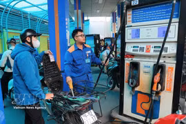 Des clients achètent de l’essence dans une station-service de Petrolimex. Photo : VNA