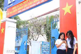 Des électrices âgées de 18 ans du lycée Ly Tu Trong s'informent sur les élections. Photo: VNA