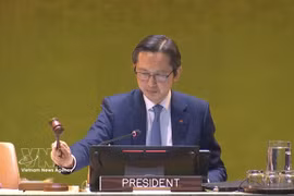 Le président de la conférence, l’ambassadeur Dô Hung Viêt, chef de la Mission permanente du Vietnam auprès de l’ONU, déclare terminée la 11ᵉ Conférence d’examen du traité de non-prolifération nucléaire. Photo : VNA