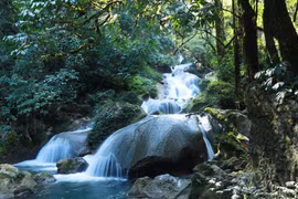 La cascade de Nâm Luc, dans le village de Nam Luc 2, à plus de 20 kilomètres du centre de la commune de Sin Hô, province de Lai Châu. Photo : VNA