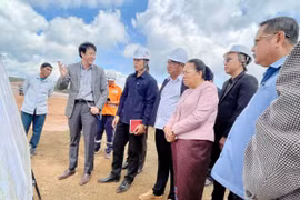 La vice-présidente de l’Assemblée nationale, du Laos, Sounthone Xayachak, sur le chantier du projet de complexe minier de bauxite et de traitement d’alumine de Dakcheung. Photo : VNA