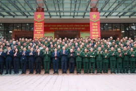 Le secrétaire général du Parti, Tô Lâm pose avec les délégués lors de la rencontre. Photo : VNA