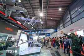 Zone d’exposition présentant les équipements électroniques du groupe Viettel lors du Salon international de la défense du Vietnam 2024. Photo : VNA