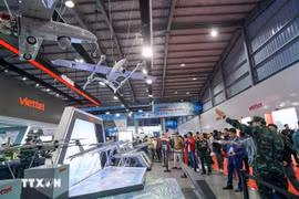Zone d’exposition présentant les équipements électroniques du groupe Viettel lors du Salon international de la défense du Vietnam 2024. Photo : VNA