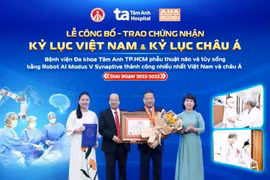 Le professeur et académicien Hoàng Quang Thuân, président du Conseil fondateur du Livre des records du Vietnam, remet le certificat à l’Hôpital général Tâm Anh de Hô Chi Minh-Ville pour avoir réalisé le plus grand nombre d’interventions chirurgicales crâniennes et rachidiennes assistées par l’IA au Vietnam et en Asie. Photo : Hôpital général Tâm Anh