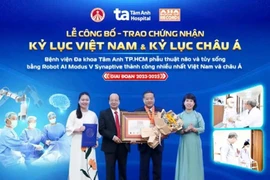 Le professeur et académicien Hoàng Quang Thuân, président du Conseil fondateur du Livre des records du Vietnam, remet le certificat à l’Hôpital général Tâm Anh de Hô Chi Minh-Ville pour avoir réalisé le plus grand nombre d’interventions chirurgicales crâniennes et rachidiennes assistées par l’IA au Vietnam et en Asie. Photo : Hôpital général Tâm Anh