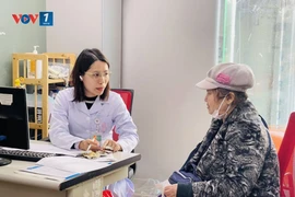 La Professeure associée-Docteure Nguyên Ngoc Tâm donne des conseils à une patiente. Photo : VOV
