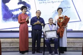 Le compositeur Pham Tuyên s’est vu remettre le Grand Prix "Hiêp si Dê mèn" (Chevalier grillon) 2025. Photo : VNA