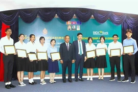 La Banque d’investissement et de développement du Cambodge (BIDC), filiale de la banque vietnamienne BIDV, accorde 25 bourses à des étudiants cambodgiens exceptionnels en difficultés financières. Photo: VNA