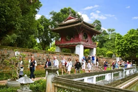 Touristes visitant le temple de la Littérature, à Hanoi. Photo: VGP