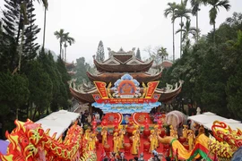 La pagode des Parfums, nichée dans la commune de Huong Son, à 60 km au sud de Hanoi, célèbre comme la plus grande fête au Nord du Vietnam qui dure pendant trois mois, du 6e jour du 1er mois lunaire au 15e jour du 3e mois lunaire. Photo: VNA