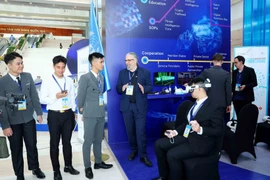 Les délégués visitent l’espace d’exposition technologique des Nations Unies lors de la cérémonie d’ouverture de la Convention de Hanoi. Photo : VNA