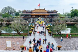 Touristes visitant le Palais Thai Hoa, à Huê. Photo: nongnghiepmoitruong.vn