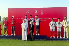 Des golfeurs vietnamiens (à gauche) remportent deux médailles d'argent aux Jeux asiatiques de la jeunesse de 2025 à Bahreïn. Photo : tdtt.gov.vn