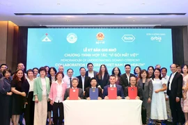 Signature du protocole d'accord pour lancer le programme de partenariat «Santé oculaire au Vietnam», le 25 octobre. Photo : MSA