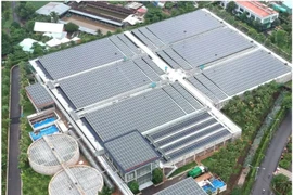 Les panneaux solaires sur les toits de l'usine d'épuration des eaux du canal Tham Luong-Bên Cat. Photo: sggp.org.vn