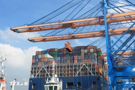 Déchargement de conteneurs sur un navire de 200.000 tonnes de port en lourd au port international de Gemalink, doté des infrastructures et des équipements les plus modernes du Vietnam. Photo : VNA