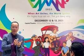 Pham Minh Toan, représentant du comité d'organisation, informe le public du Festival international de musique et d’arts du Vietnam. Photo : thanhnien.vn