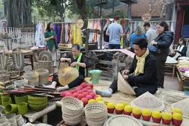 Les produits artisanaux traditionnels des trois capitales (Thang Long, Huê et Hoa Lu) seront présentés au Temple de la Littérature. Photo: hanoimoi.vn