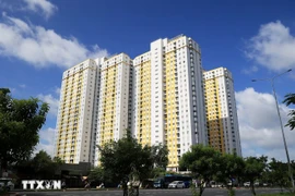 Immeubles d'appartements dans la rue Vo Van Kiêt, à Hô Chi Minh-Ville. Photo : VNA
