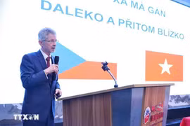 Le président du Sénat tchèque, Miloš Vystrčil, s’adresse aux étudiants de l’Académie diplomatique du Vietnam. Photo : VNA