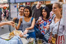 Les touristes vietnamiens et internationaux apprécient les expériences culinaires à travers les destinations. Photo : VietnamPlus